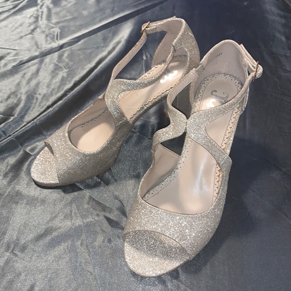Gold hills 7.5 in women wore for prom once never used again !